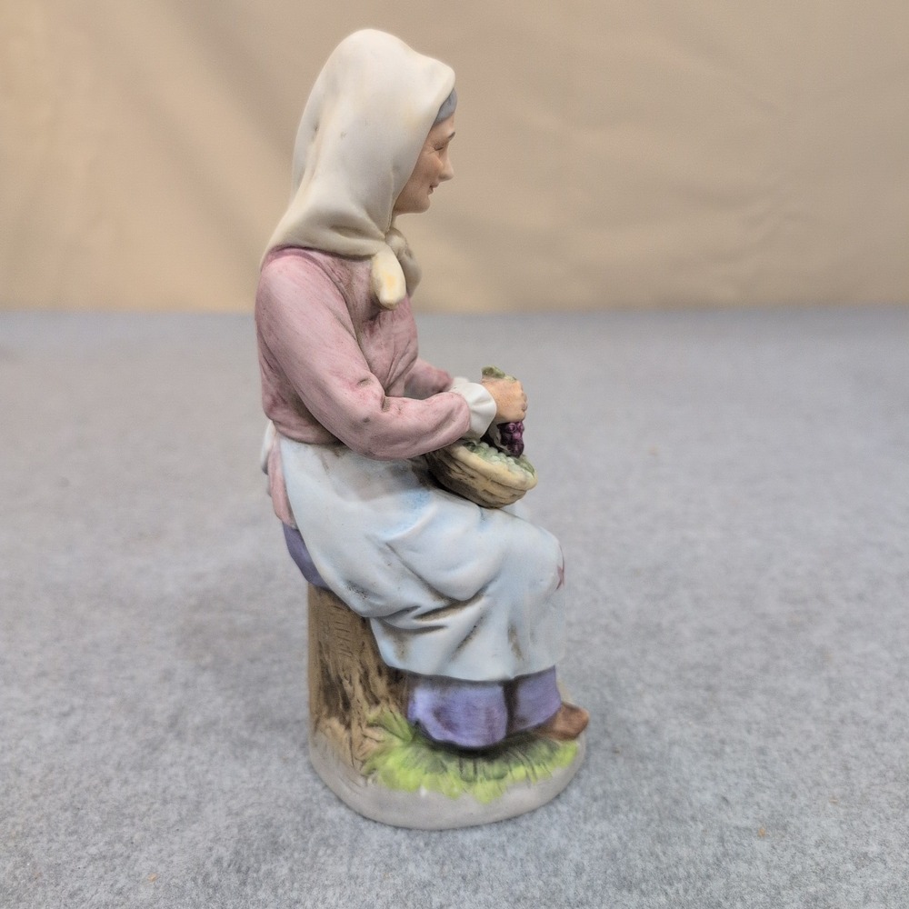 Homco 1433 Porcelain Figurine Old Woman with Grape Basket Matte Bisque Taiwan - Picture 4 of 6